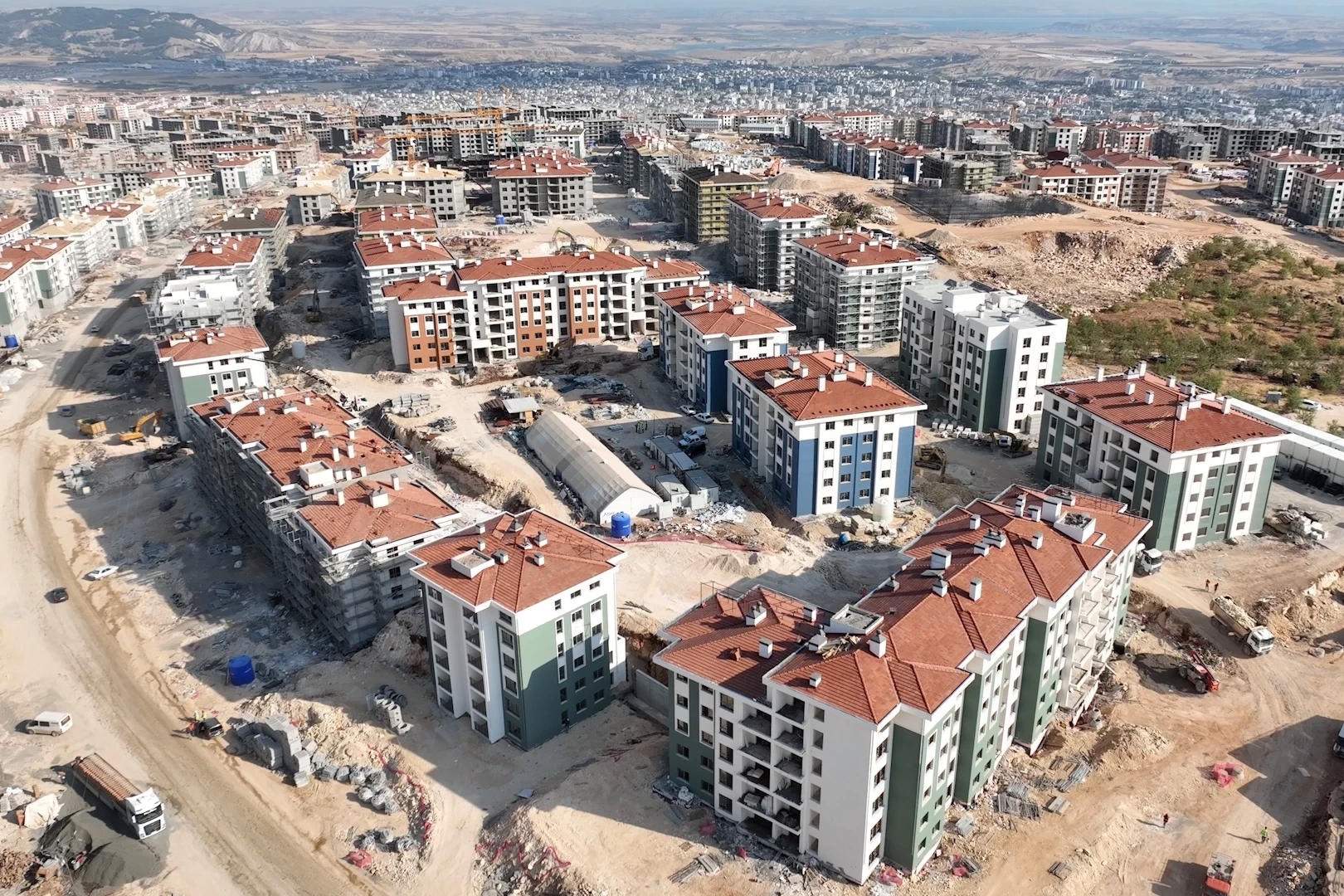 Adıyaman İndere ülkenin en büyük şantiyesi oldu... Kaya zemine tünel kalıpla sağlam konutlar