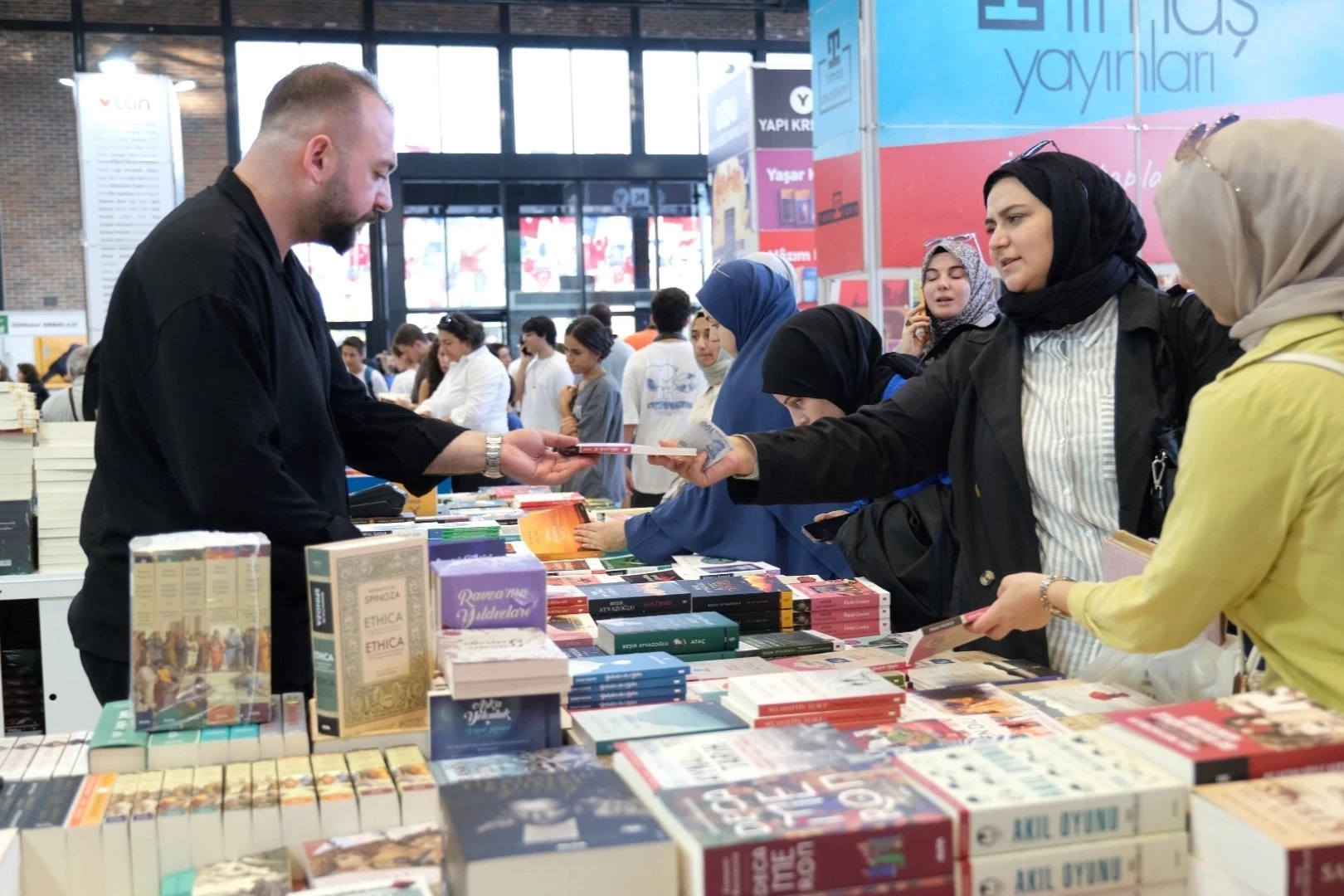 Kitap Fuarına ilgi salonlara sığmıyor