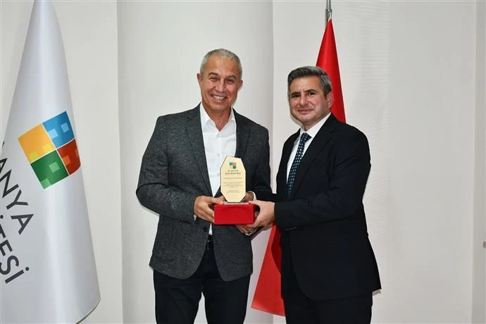 ALANYA ÜNİVERSİTESİ’NDEN BAŞKAN ÖZÇELİK’E PLAKET