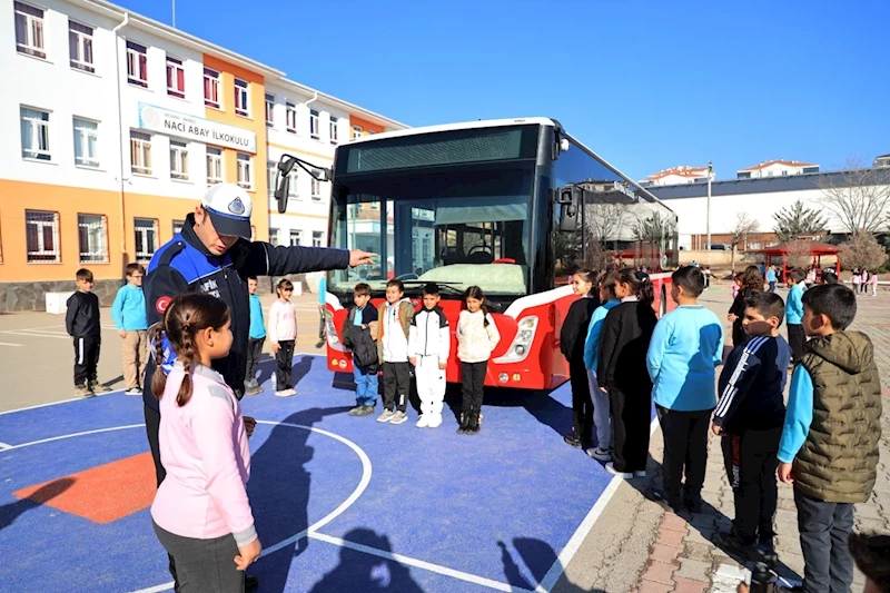 AKSARAY BELEDİYESİ’NDEN ÖĞRENCİLERE TOPLU TAŞIMA ARACINDA UYGULAMALI DERS