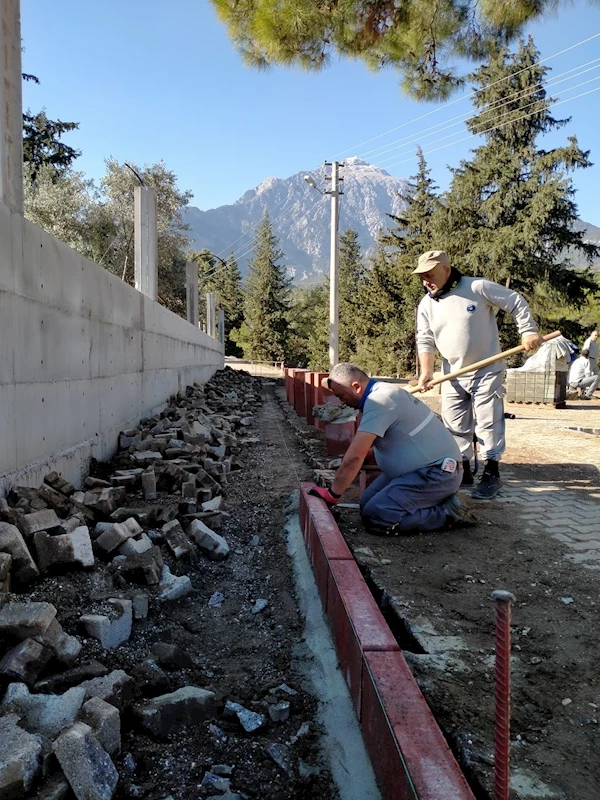 Kemer’de yol ve kaldırım çalışmaları