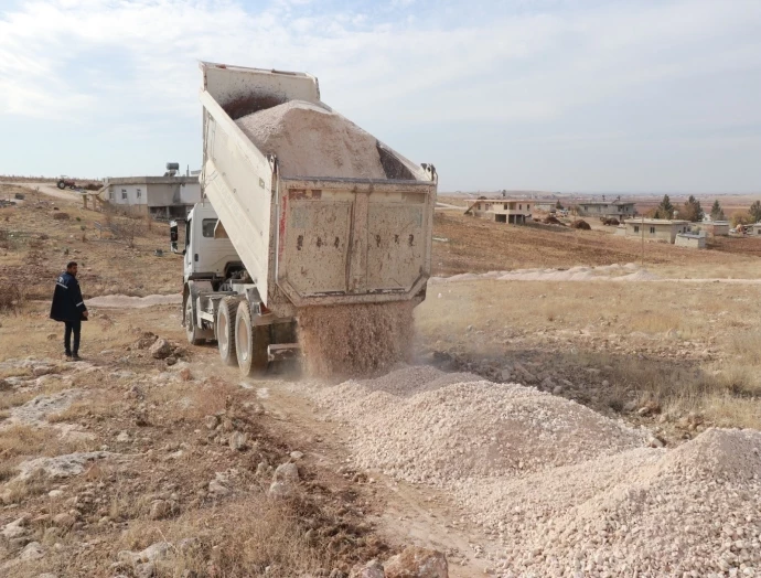 HALİLİYE BELEDİYESİ, KIRSAL MAHALLELERDE YENİ YOLLARI HİZMETE SUNUYOR