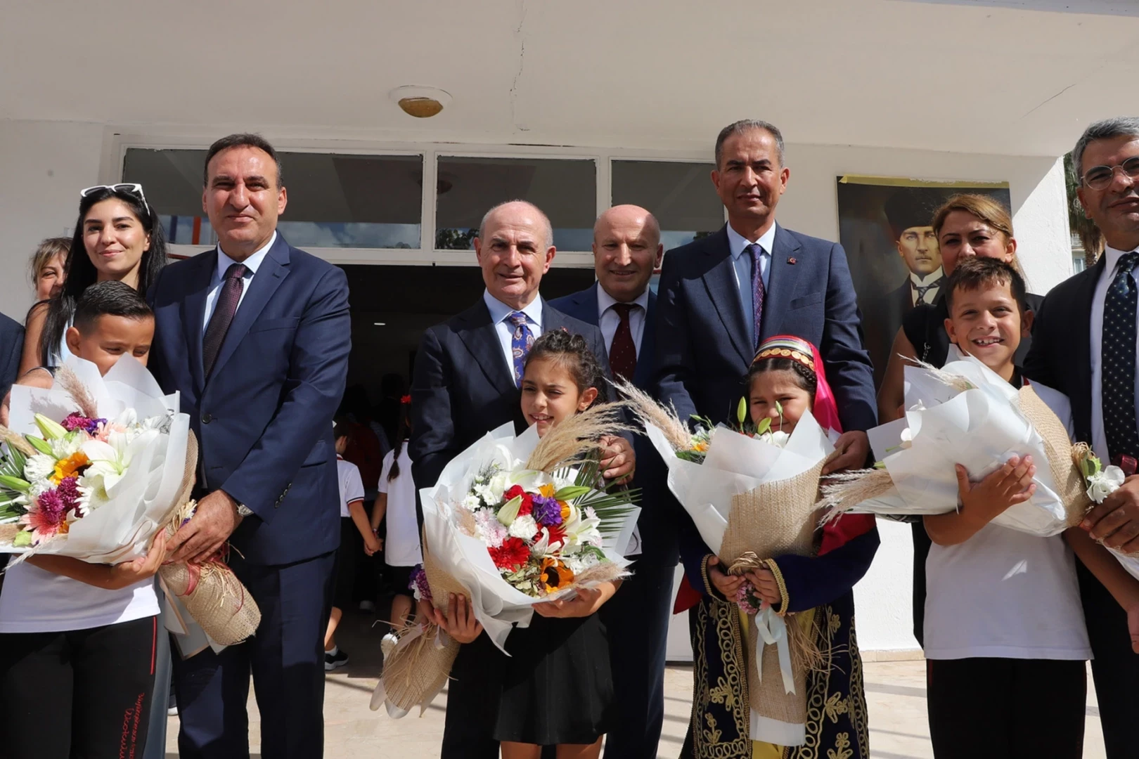 Başkan Akgün ilk zili öğrencilerle birlikte çaldı