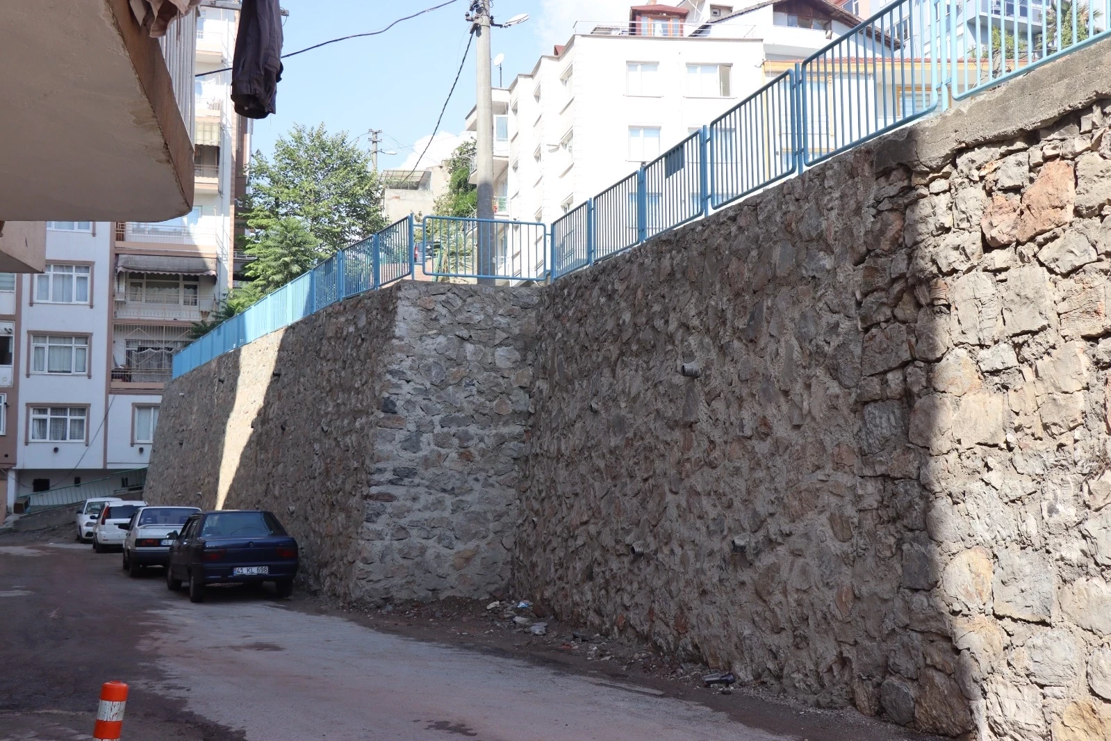 İzmit Belediyesi Zabıtan’da güvenliği sağlayan yeni duvarı tamamladı