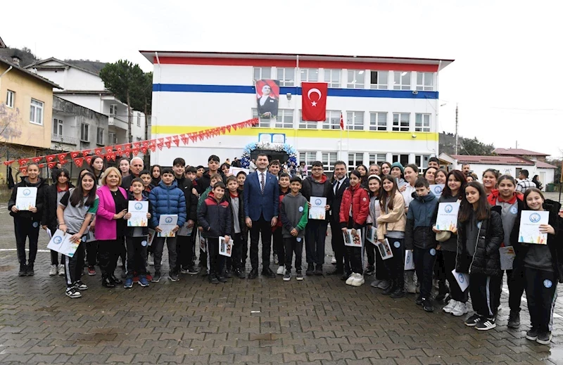 BAŞKAN TEPE ÖĞRENCİLERİN KARNE HEYECANINA ORTAK OLDU