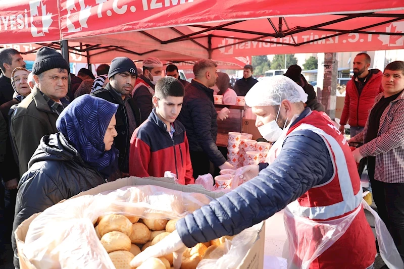 İZMİT BELEDİYESİ YILIN İLK GÜNÜ DARICA’DA SICAK YEMEK HİZMETİ VERMEYE DEVAM ETTİ