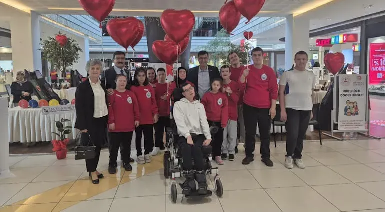 Kütahya Belediye Başkanı Eyüp Kahveci Özel Çocukların Eserlerini İnceledi