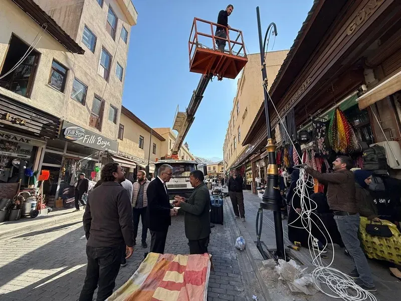 Muş Belediyesi Eşbaşkanı Sırrı Söylemez, Tarihi Çarşıda Aydınlatma Çalışmalarını İnceledi