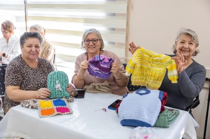 Konak’ın İleri Yaş Kursiyerleri Sevgi Köprüsü Örüyor