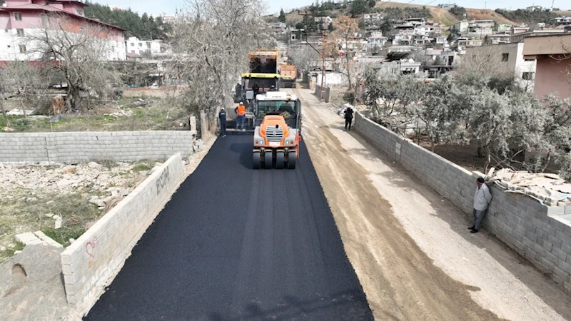 Büyükşehir Türkoğlu’nda Yolları Yeniliyor