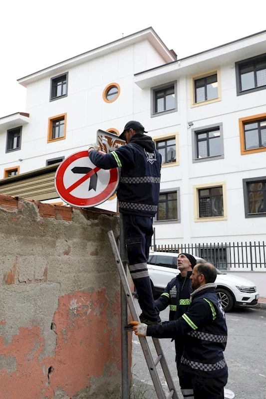 Eyüpsultan’da belli noktalara yeni trafik levhaları konuldu