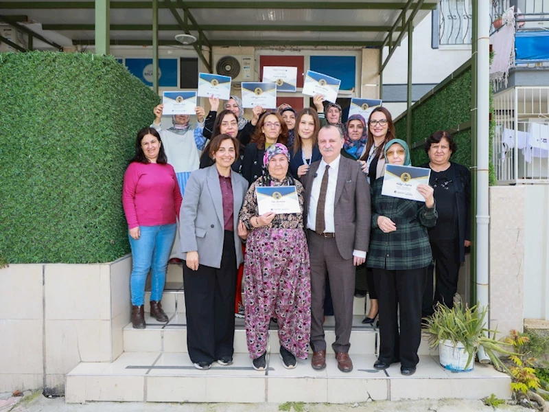 OKUMA YAZMA KURSUNU TAMAMLAYANLAR BELGELERİNİ BAŞKAN BALABAN’DAN ALDI