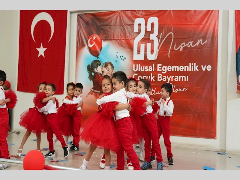 TARSUS’TA MİNİKLER 23 NİSAN’I DOYASIYA KUTLADI