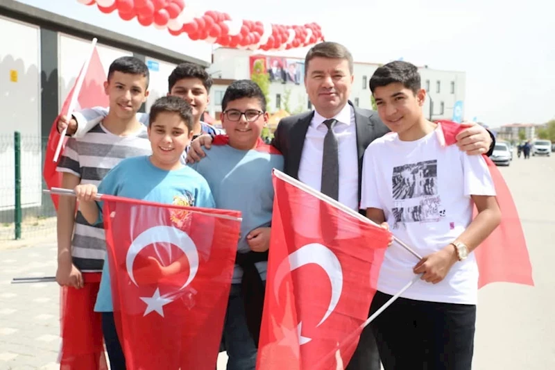 BELEDİYE BAŞKANI DR. EVREN DİNÇER’DEN 23 NİSAN ULUSAL EGEMENLİK VE ÇOCUK BAYRAMI KUTLAMA MESAJI