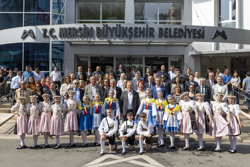‘Uluslararası Mersin Çocuk Festivali’ İçin Mersin’e Gelen Öğrenciler, Başkan Seçer’i Ziyaret Etti