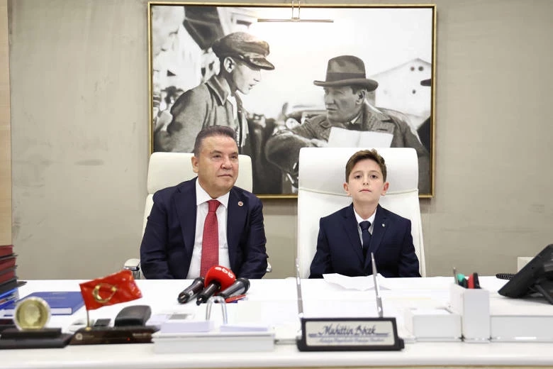 Başkan Böcek makamını çocuk başkana teslim etti