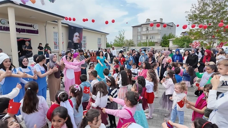 Iğdır’da 23 Nisan Coşkusu! Çocuk Şenliği Renkli Görüntülere Sahne Oldu.