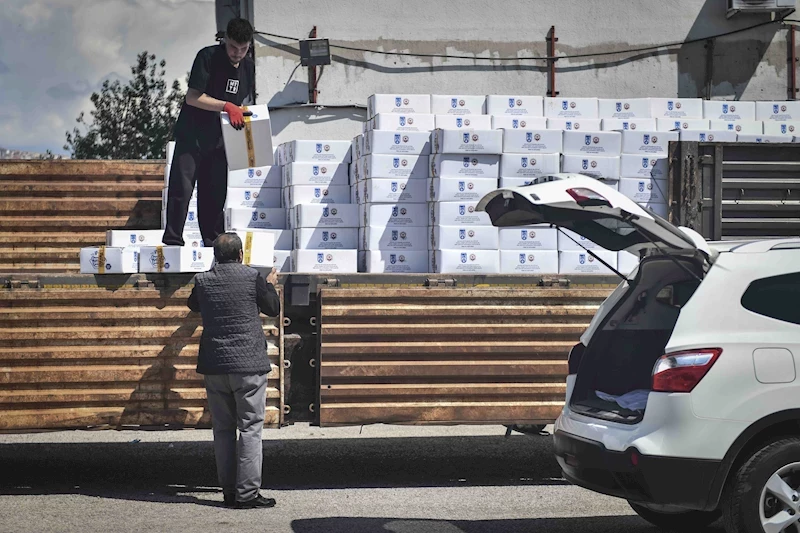 ABB KIRSAL DESTEKLERİNE DEVAM EDİYOR: 668 ARI ÜRETİCİSİNE 65 BİN 840 KİLOGRAM ARI YEMİ DAĞITILDI