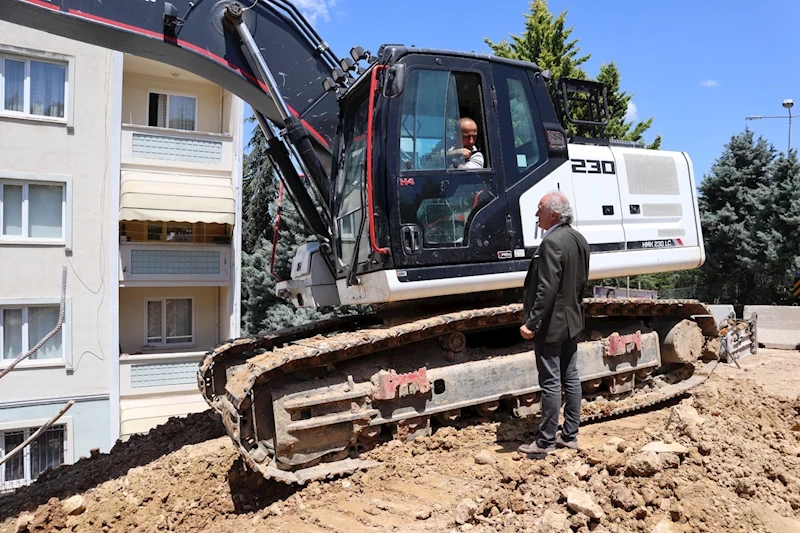 İZMİT BELEDİYESİ HUZUR SOKAK’TA İSTİNAT DUVARI ÇALIŞMALARINA ARALIKSIZ DEVAM EDİYOR