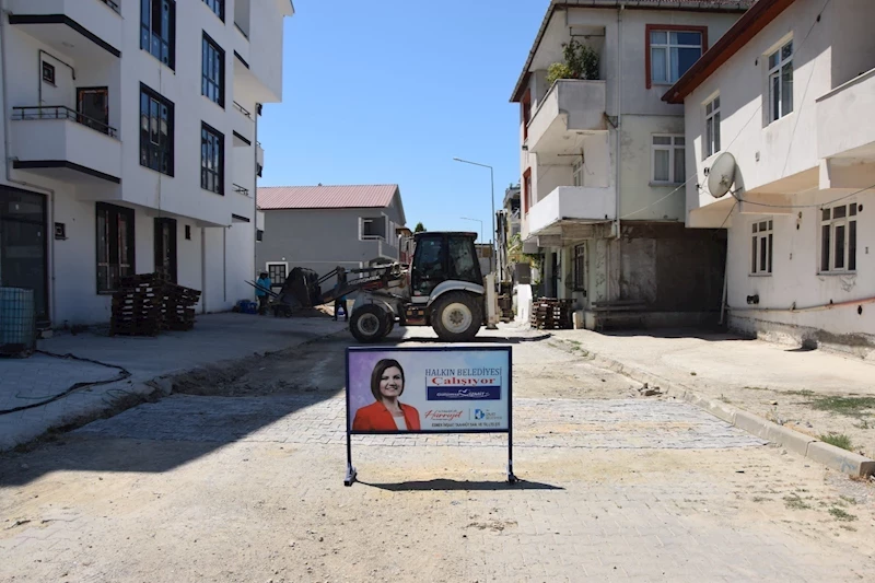 İZMİT BELEDİYESİ, YÖRÜKLER SOKAK’TA BOZULAN PARKE YOLU YENİLEDİ