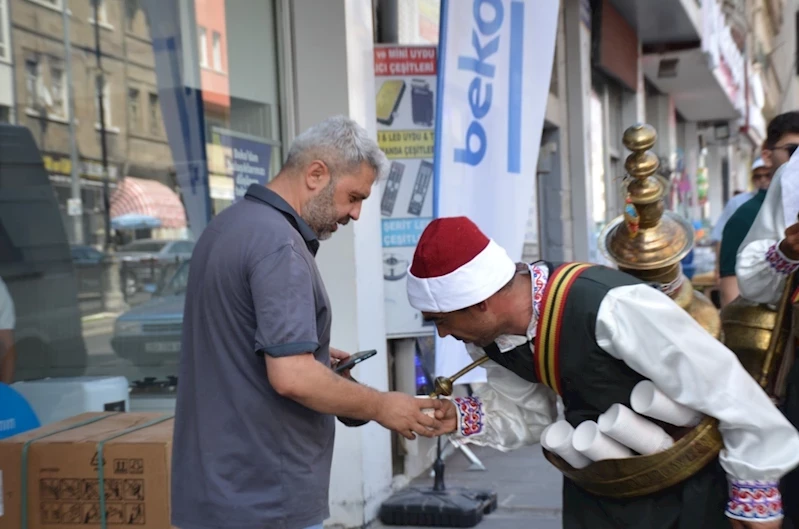 Nevşehir’de Sıcaktan Bunalan Vatandaşlara Limonata İkramı Yapılıyor