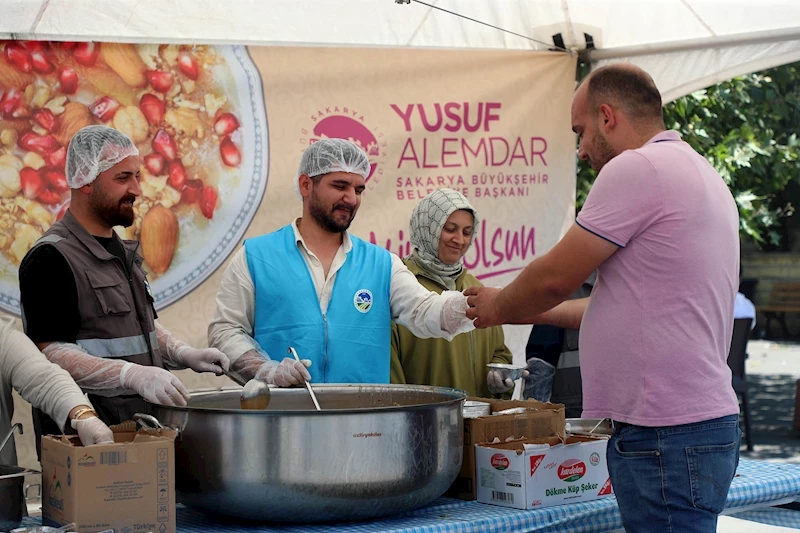 Büyükşehir bir günde 15 bin kişiye aşure bereketini ulaştırdı