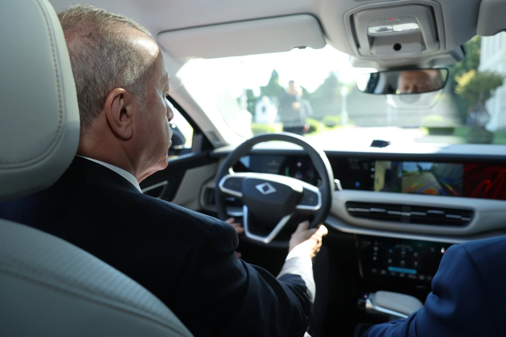 Cumhurbaşkanı Erdoğan, Togg T10F Sedan modelini test etti... Erdoğan Togg T10F