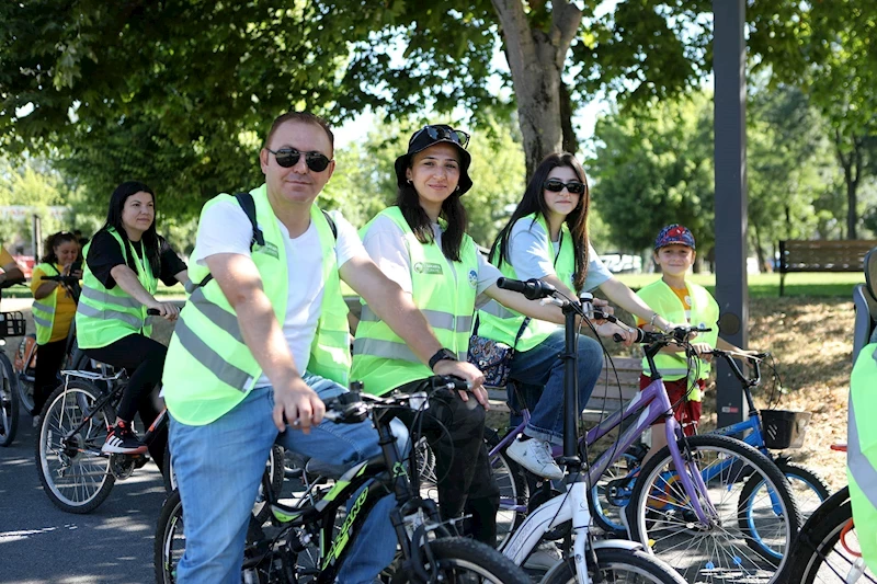 Aileler birlikte pedal çevirdi: Aziz Duran Parkı’nda bisiklet turu