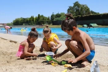 YAPAY PLAJ VE OLİMPİK HAVUZ SEZONU AÇTI