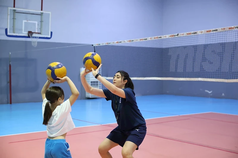 BAŞKAN ÇERÇİOĞLU MİNİK SPORCULARI VOLEYBOLLA BULUŞTURUYOR
