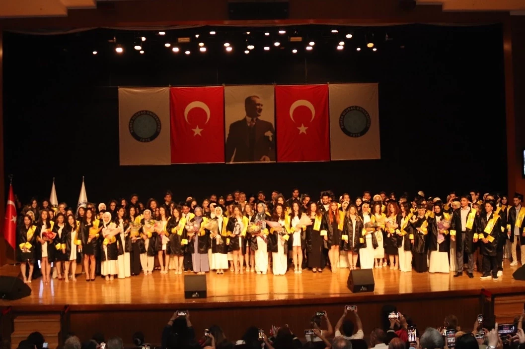 Genç mimarlar mezuniyet coşkusunu yaşadı