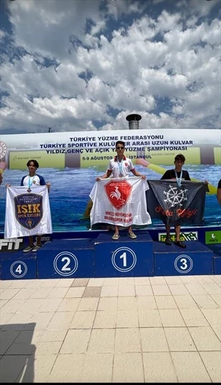 Denizli’nin altın kulaçı Türkiye şampiyonu