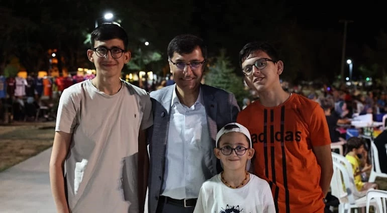 VATANDAŞLARIMIZ YONCALI MEYDANI’NDA AÇIK HAVA SİNEMASININ TADINI ÇIKARDI