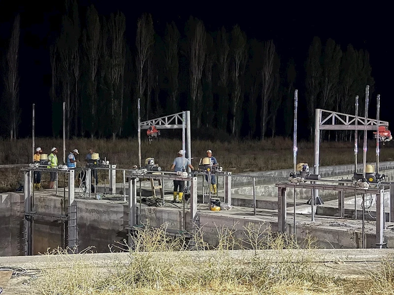 İÇME SUYUNUN KENTTE VERİLMESİ İÇİN GECE MESAİSİ SÜRÜYOR