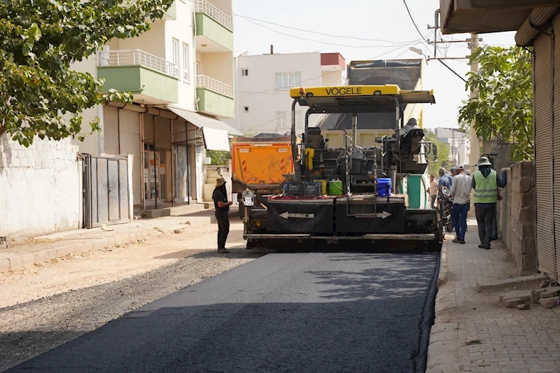 Kahta Belediyesi’nden Menderes Mahallesi ile Adıyaman Üniversitesi Kahta kampüsü Yoluna Sıcak Asfalt