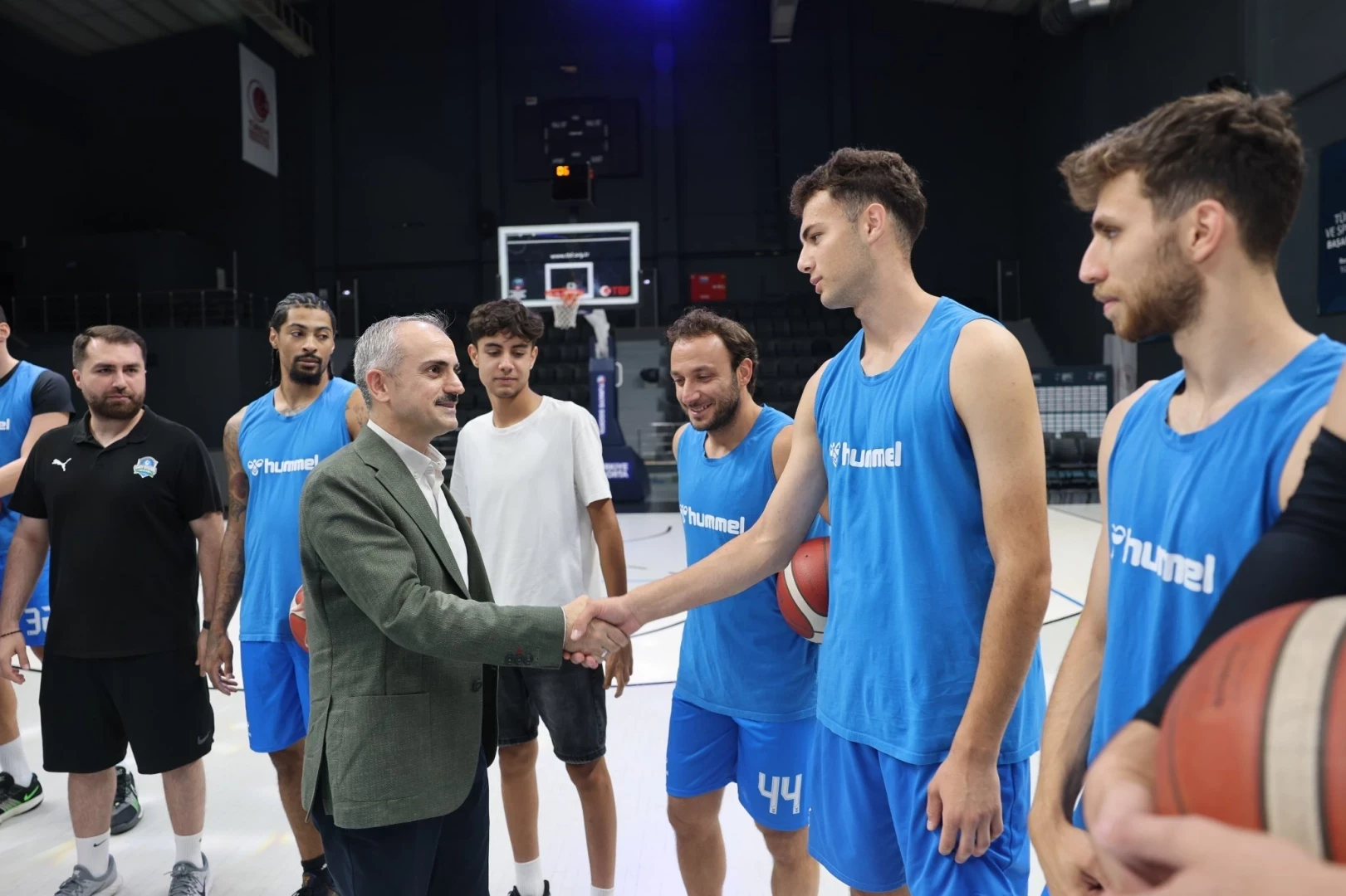 Çayırova basketbol takımına Başkan Çiftçi