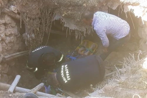 Adıyaman’da göçük altında kalan yaşlı kadın itfaiye ekiplerince kurtarıldı