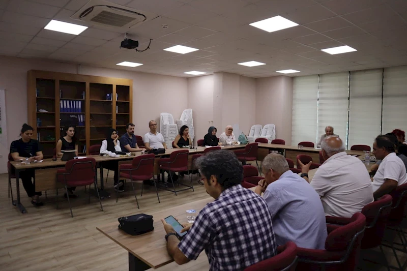 İZMİT BELEDİYESİ ŞAİR VE YAZAR DERNEKLERİNİ EDEBİYAT SOKAĞINDA DİNLEDİ