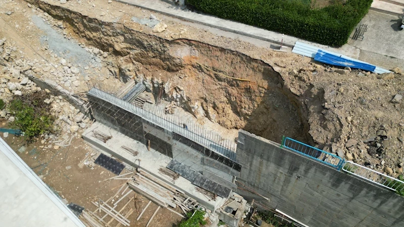 İZMİT BELEDİYESİNİN TURGUT MAHALLESİ’NDE İSTİNAT DUVARI YENİLEME ÇALIŞMALARI DEVAM EDİYOR