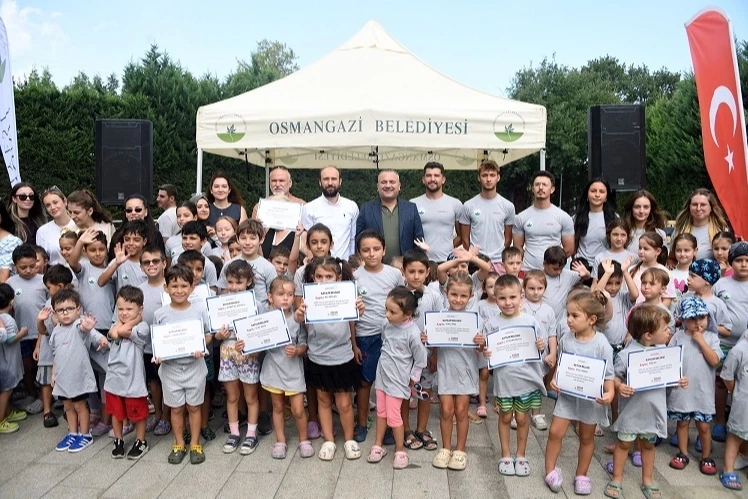 Bursa Osmangazi’de minikler yaz tatilinde yüzmeyi öğrendi