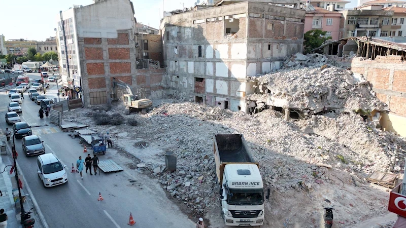 KENTSEL DÖNÜŞÜM ÇALIŞMALARI KAPSAMINDA  MEHMET ŞİŞMAN İŞHANI YIKIMINDA SONA GELİNDİ